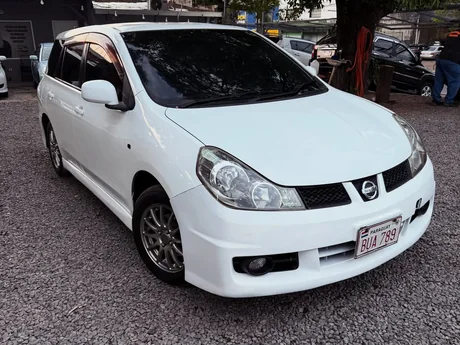 Nissan Wingroad 2006 blanco, de frente