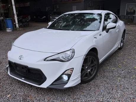 Toyota GT 86 2013 blanco perla, de frente