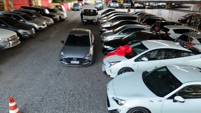Sector techado de la playa, con dos filas de vehículos